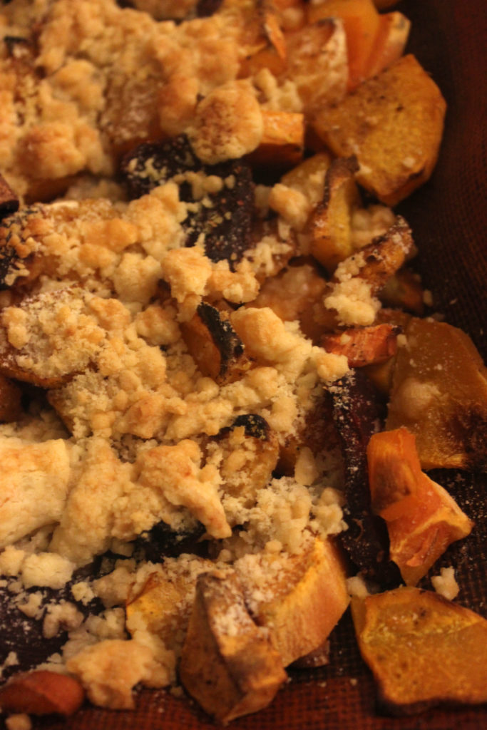 Légumes d’hiver rôtis à la clémentine et aux épices avec un crumble de